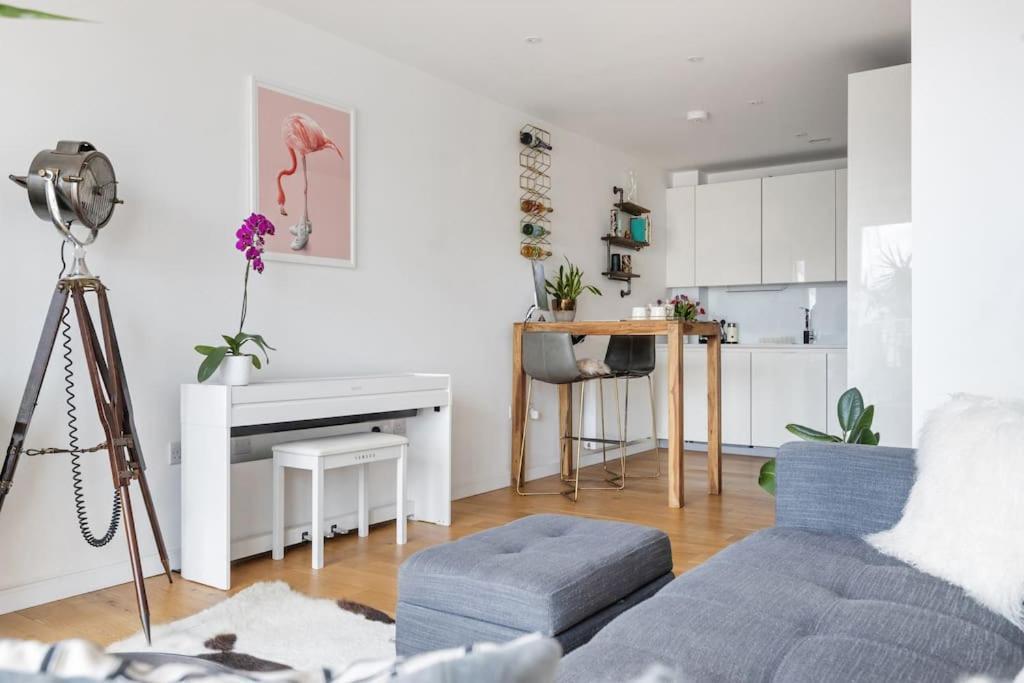 Modern New 1-Bedroom Home Stunning Views London Exterior photo