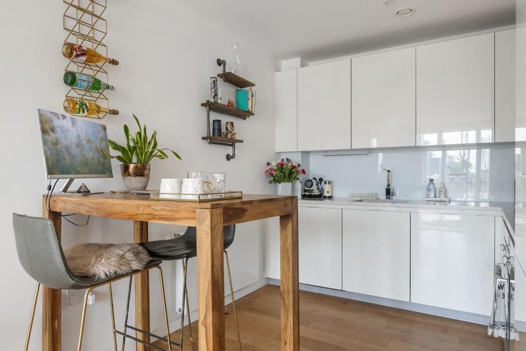 Modern New 1-Bedroom Home Stunning Views London Exterior photo