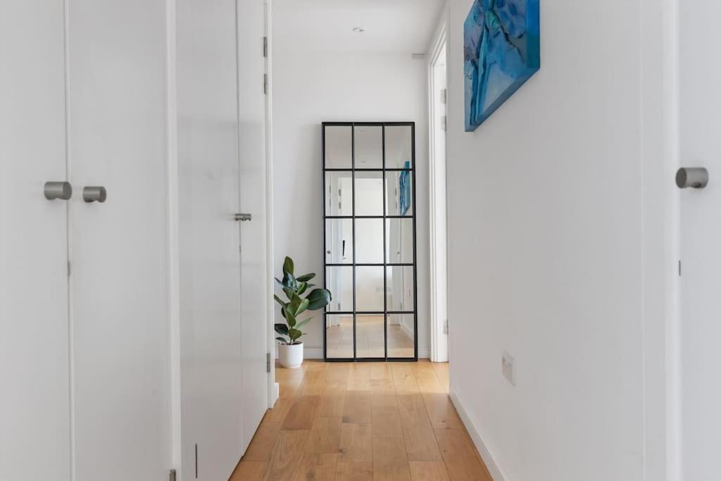 Modern New 1-Bedroom Home Stunning Views London Exterior photo